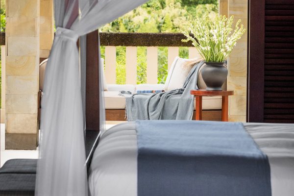image-large-bed-side-window